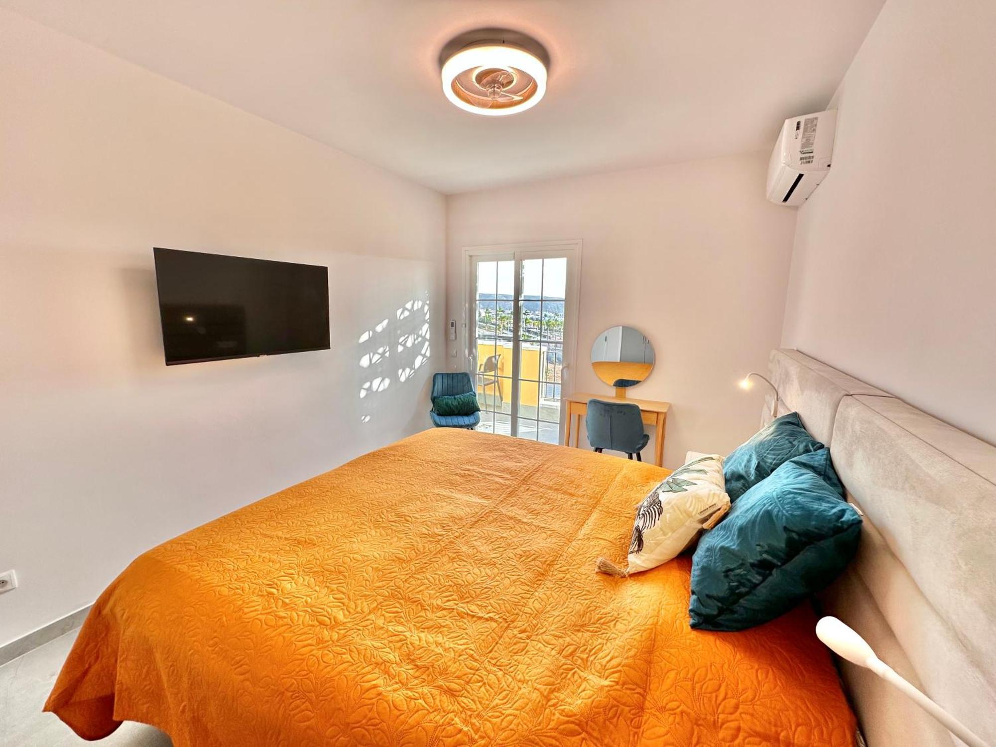 Sunset Apartment 2 & Heated Pool Los Cristianos  Extérieur photo